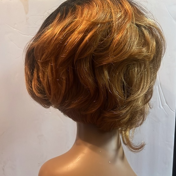 Motown Tress Woman’s Synthetic Swiss Lace Front Wig Blonde Ombré Layered Bob - Picture 5 of 10